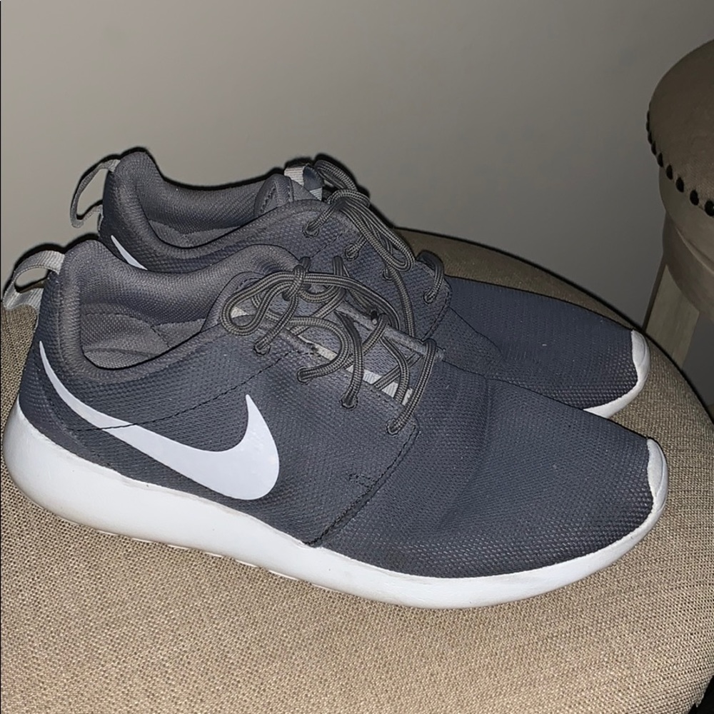 Size 10 Nike Roshes